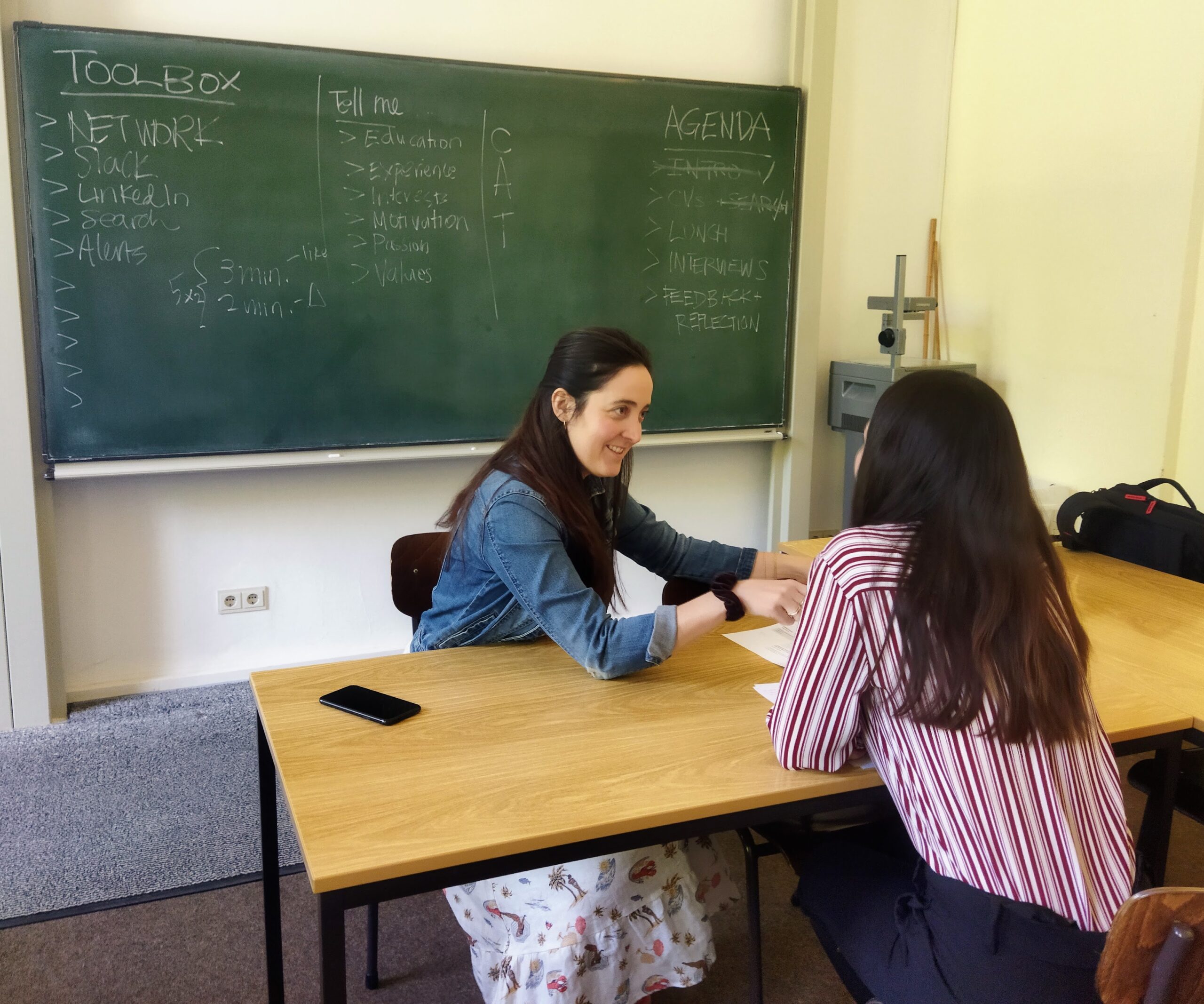 Workshop MA Alumna, unterhält sich mit Studierender